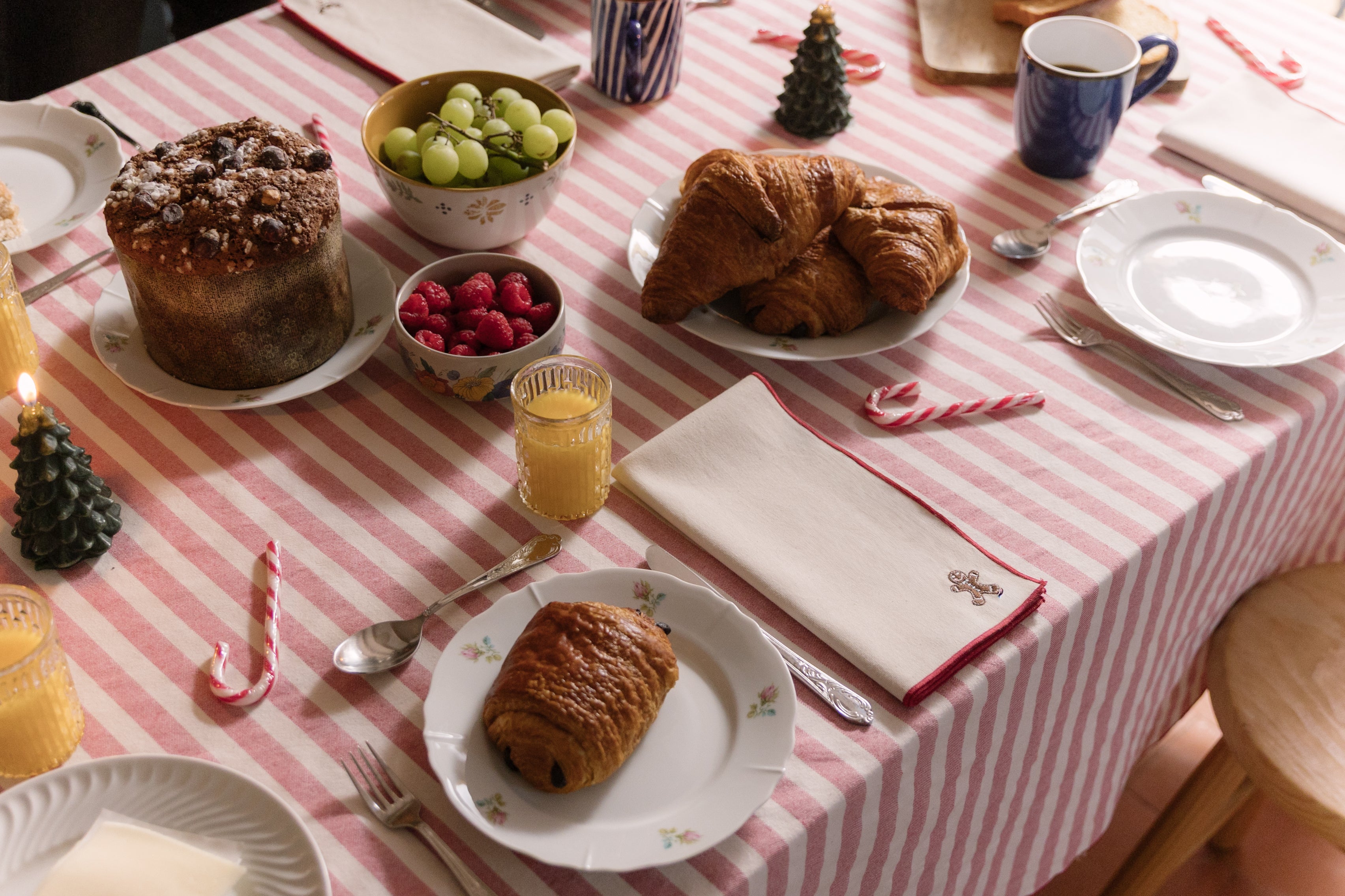 Christmas Table: Embroidery and Festive Details
