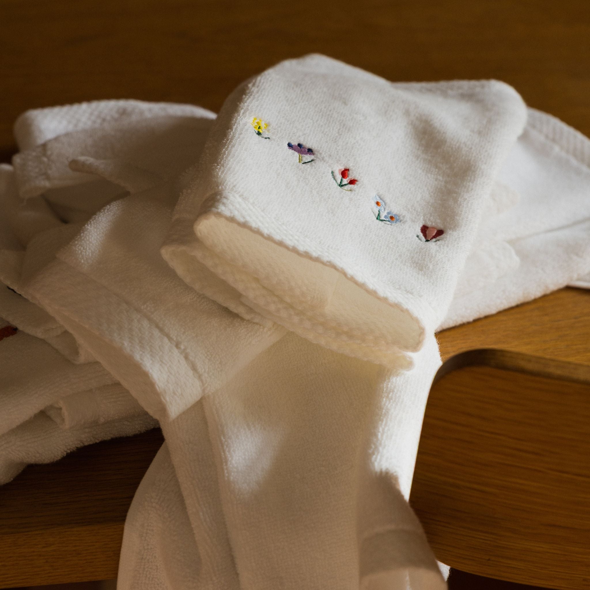 torres-novas-bath-luxus-embroidery-flowers-face-towel-multiple-colours-lifestyle-3.jpg