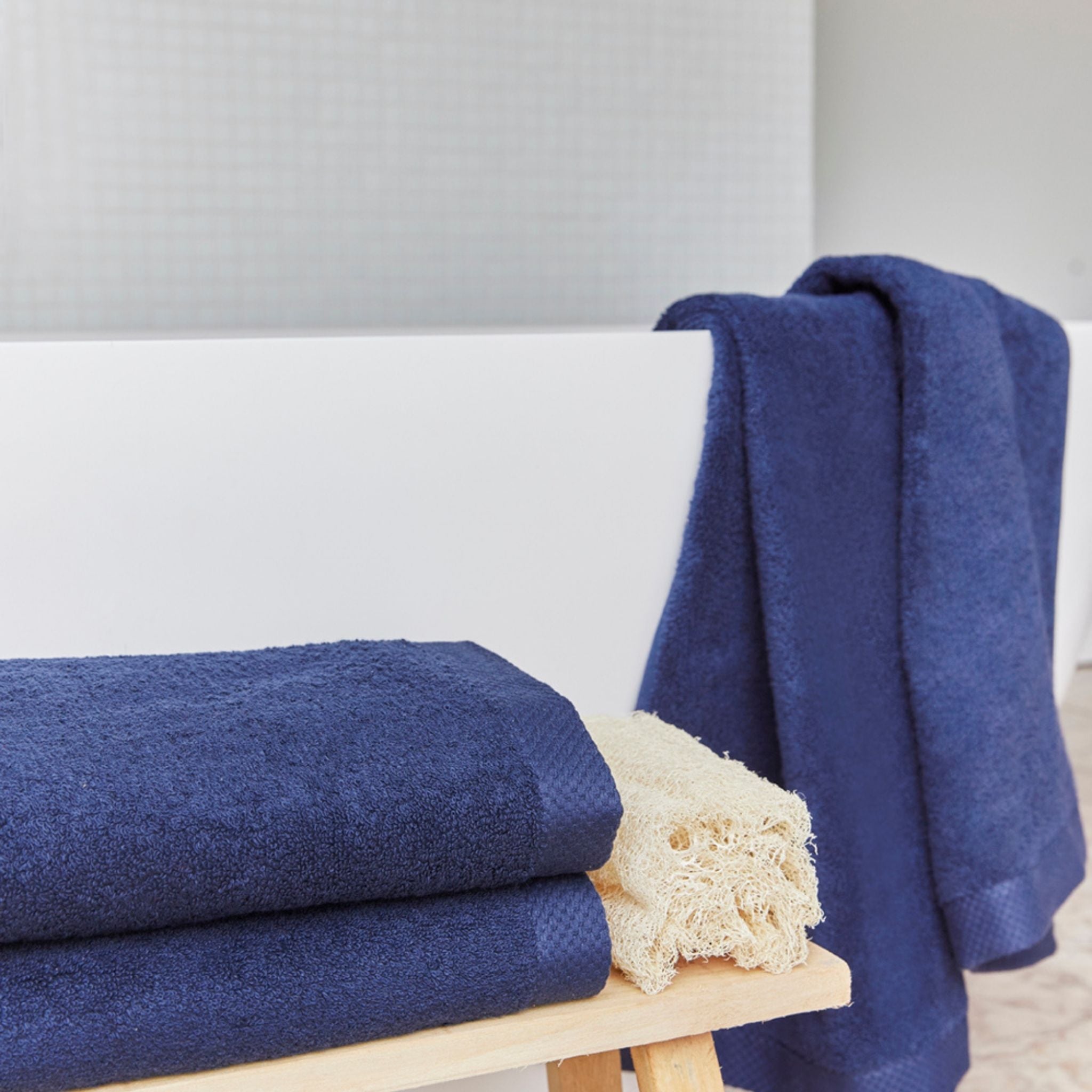 torres-novas-bath-luxus-plain-bath-towel-cobalt-blue-lifestyle-5.jpg