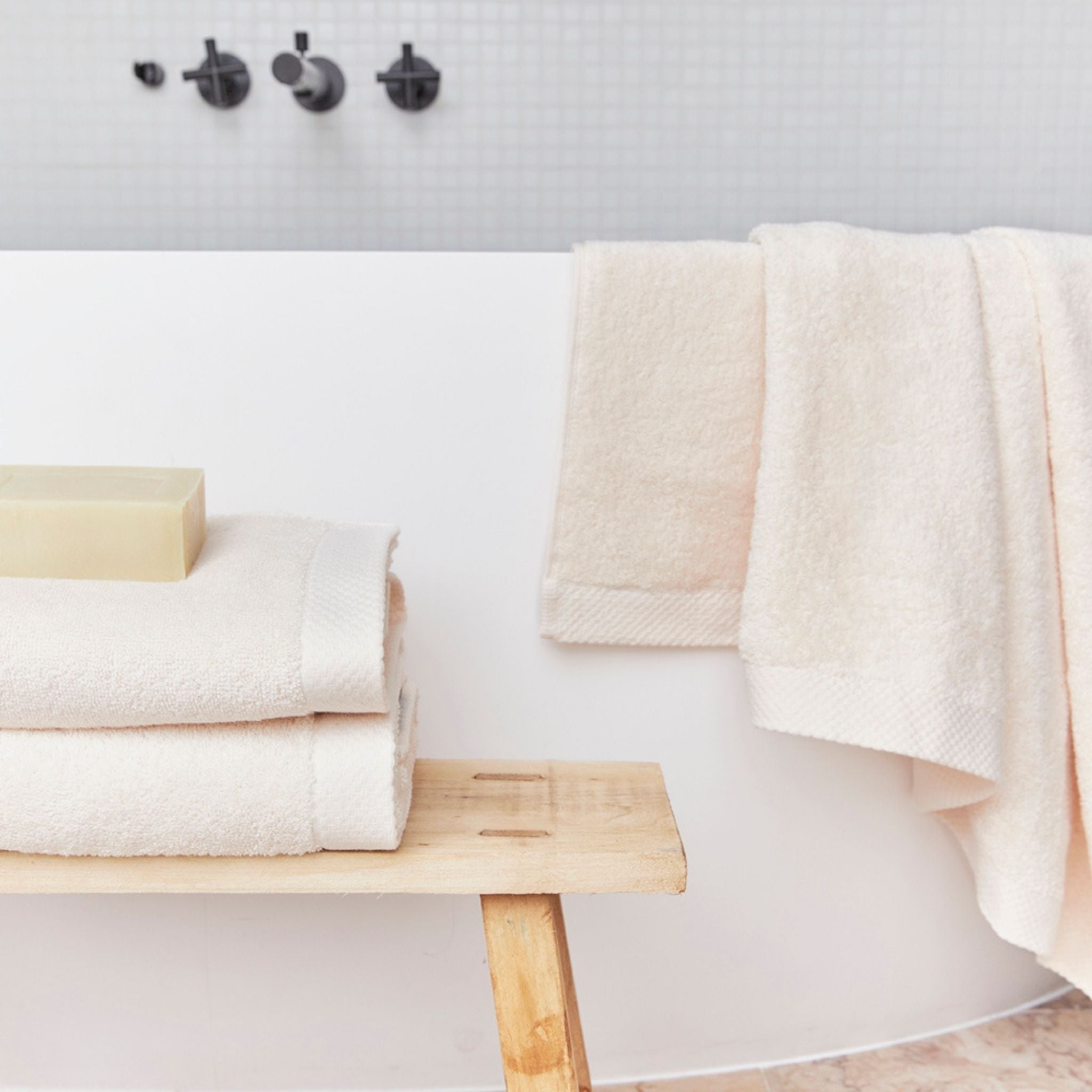 torres-novas-bath-luxus-plain-bath-towel-natural-lifestyle-2.jpg