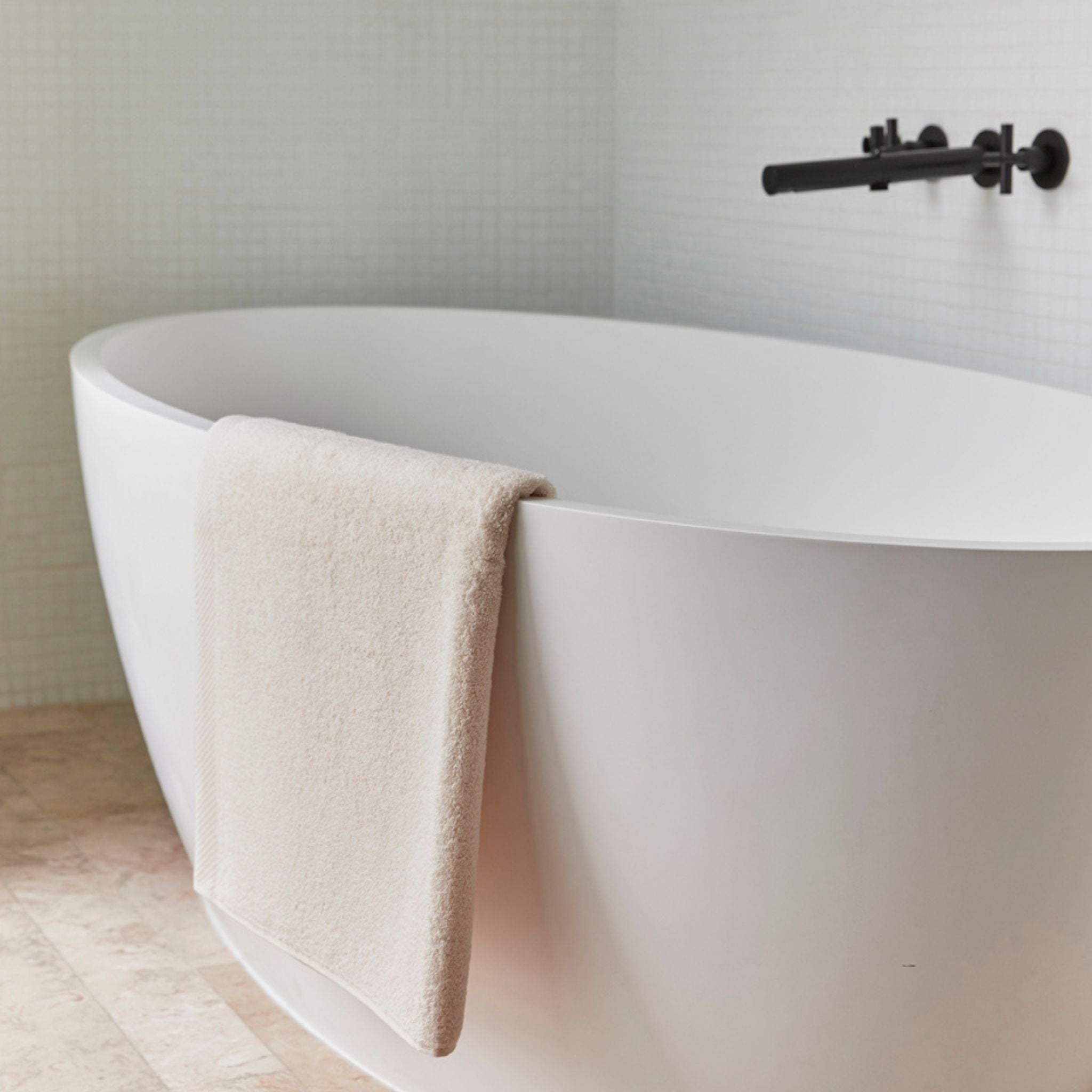 torres-novas-bath-luxus-plain-bath-towel-natural-lifestyle-3.jpg
