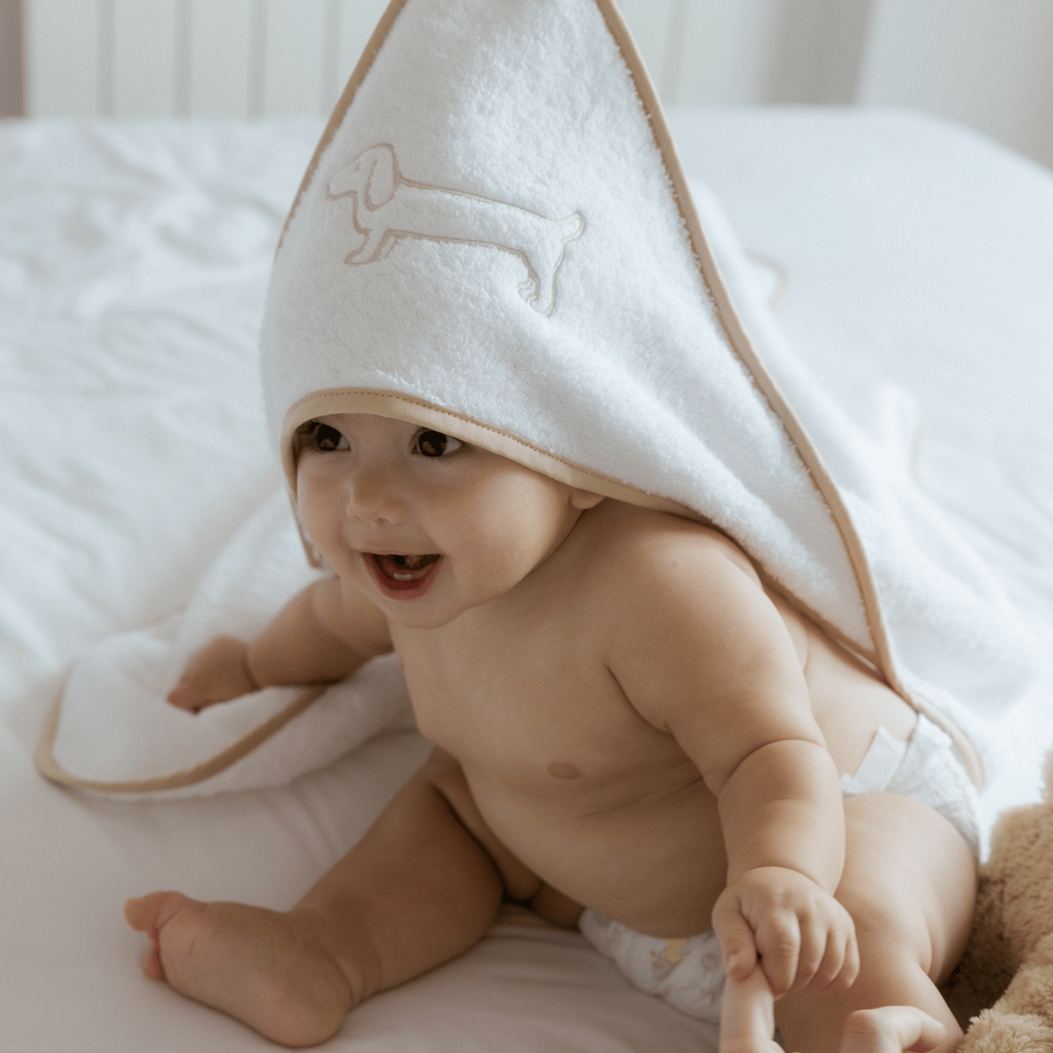 torres-novas-bath-mira-embroidery-dog-baby-hooded-towel-beige-lifestyle-4.png