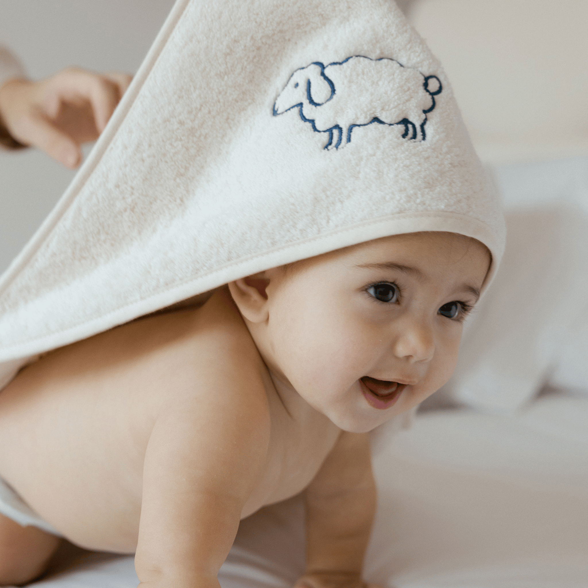 torres-novas-bath-mira-embroidery-sheep-baby-hooded-towel-natural-lifestyle-1.png