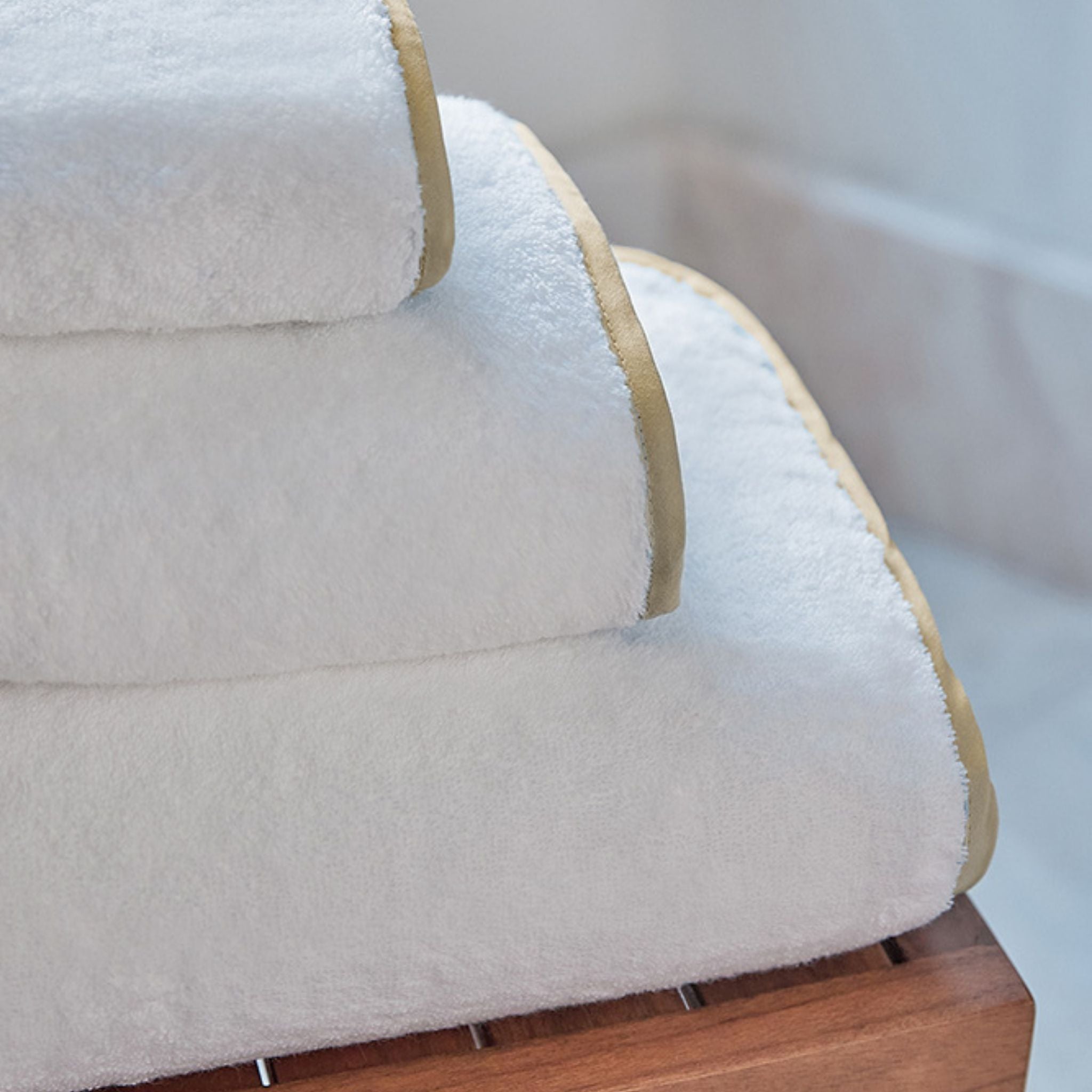 torres-novas-bath-mira-plain-bath-towel-beige-lifestyle-1.jpg