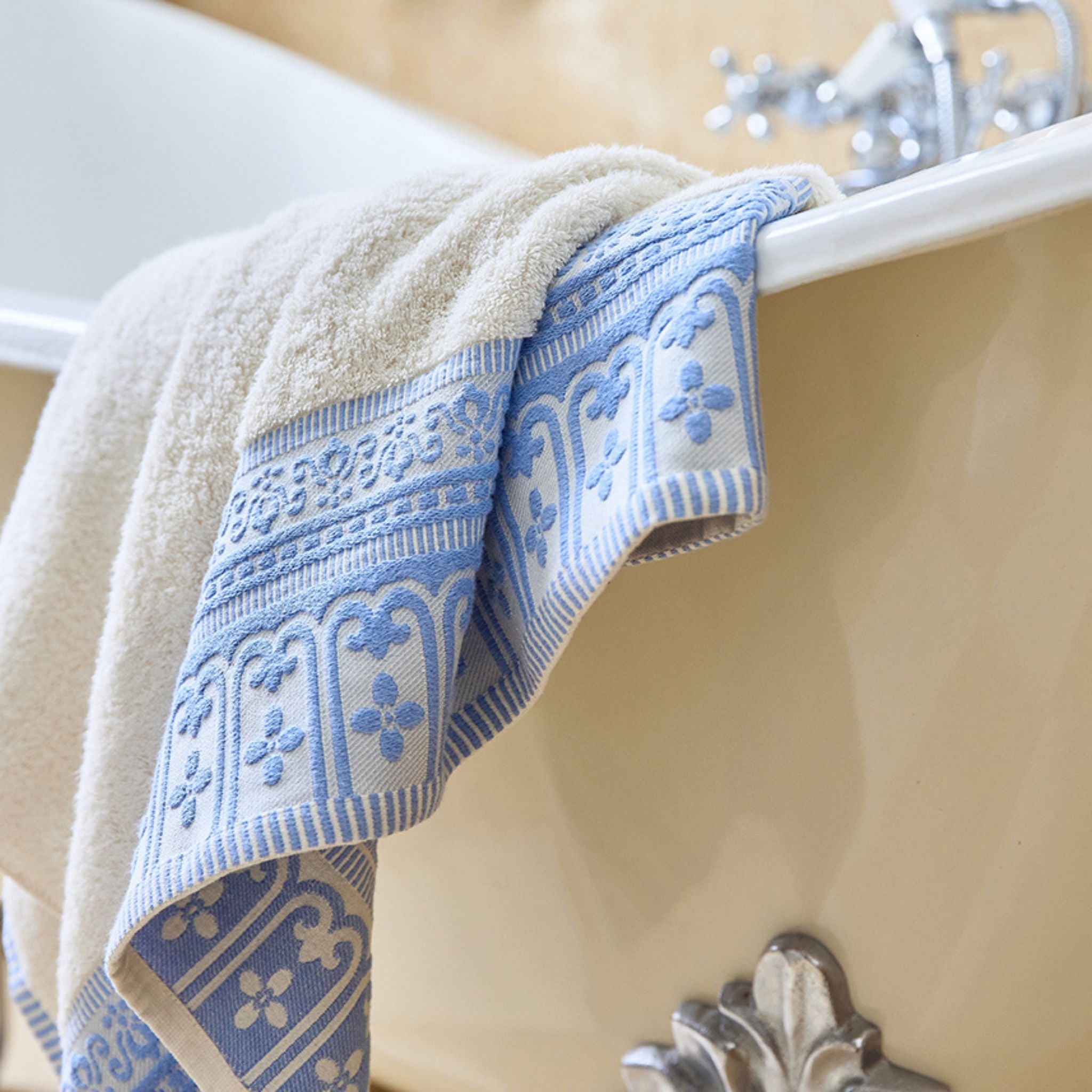 torres-novas-bath-piazza-jacquard-bath-towel-blue-lifestyle-1.jpg