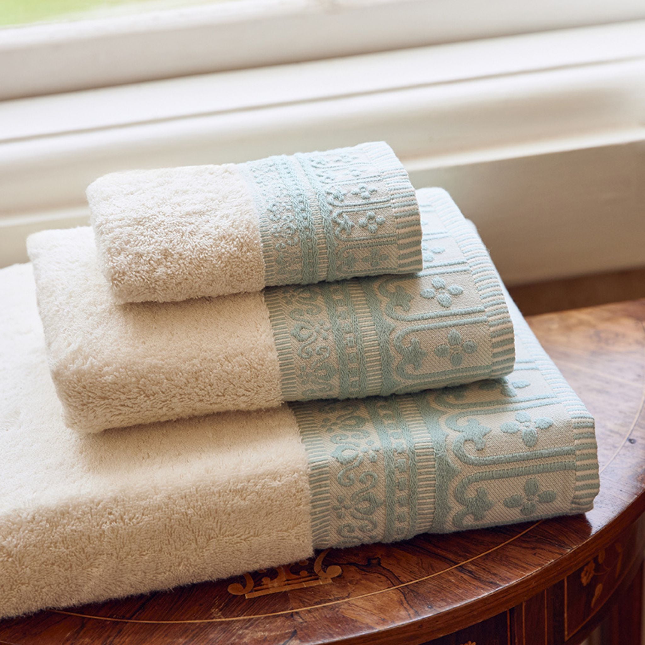 torres-novas-bath-piazza-jacquard-bath-towel-green-lifestyle-4.jpg