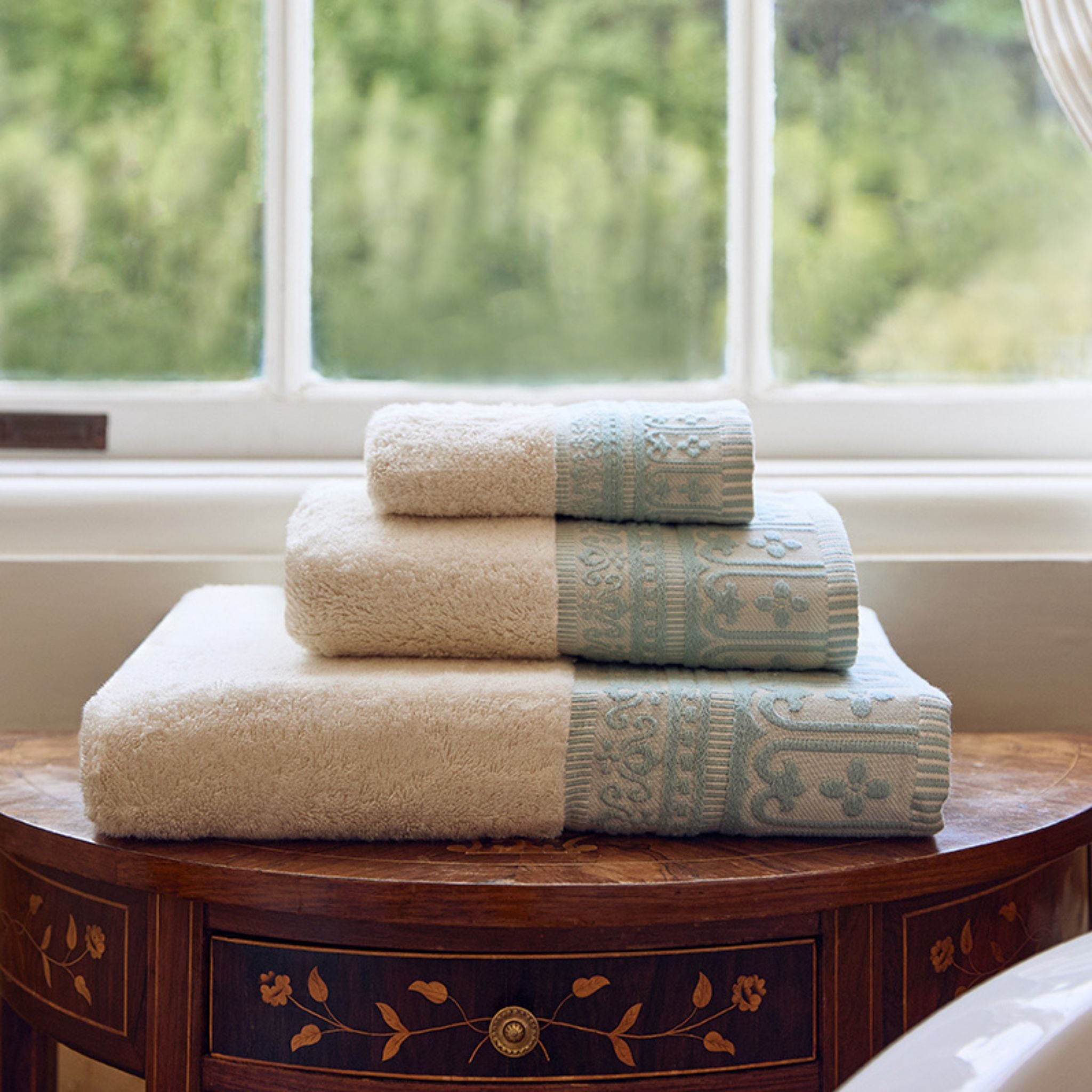torres-novas-bath-piazza-jacquard-bath-towel-green-lifestyle-5.jpg