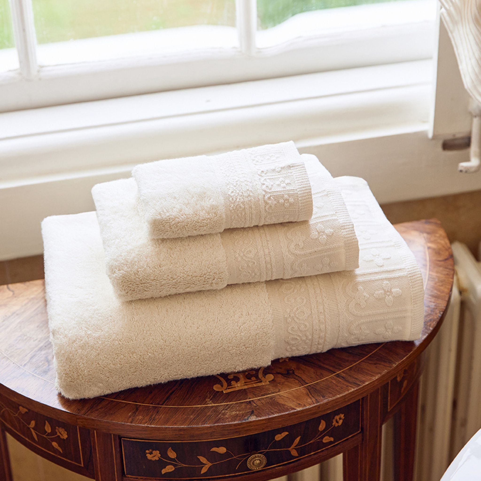 torres-novas-bath-piazza-jacquard-bath-towel-natural-lifestyle-2.jpg