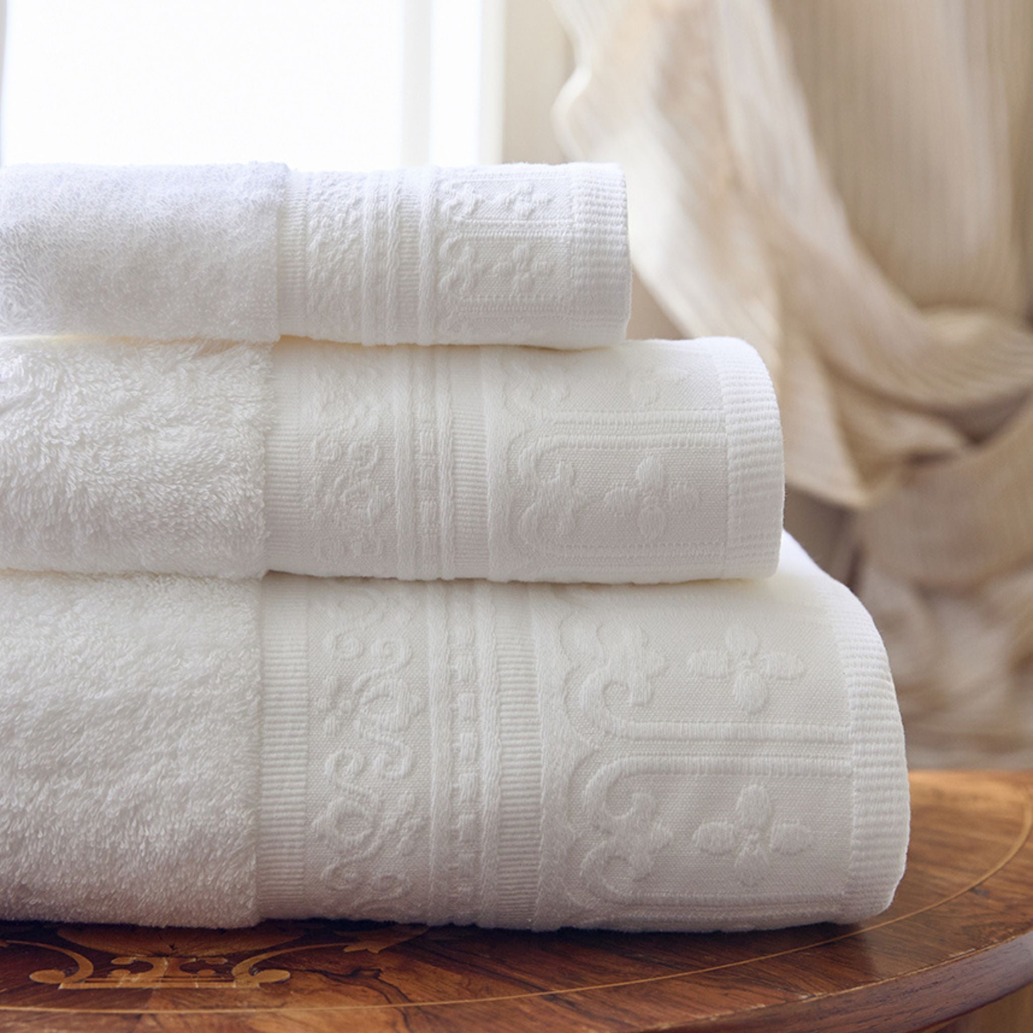 torres-novas-bath-piazza-jacquard-bath-towel-white-lifestyle-1.jpg