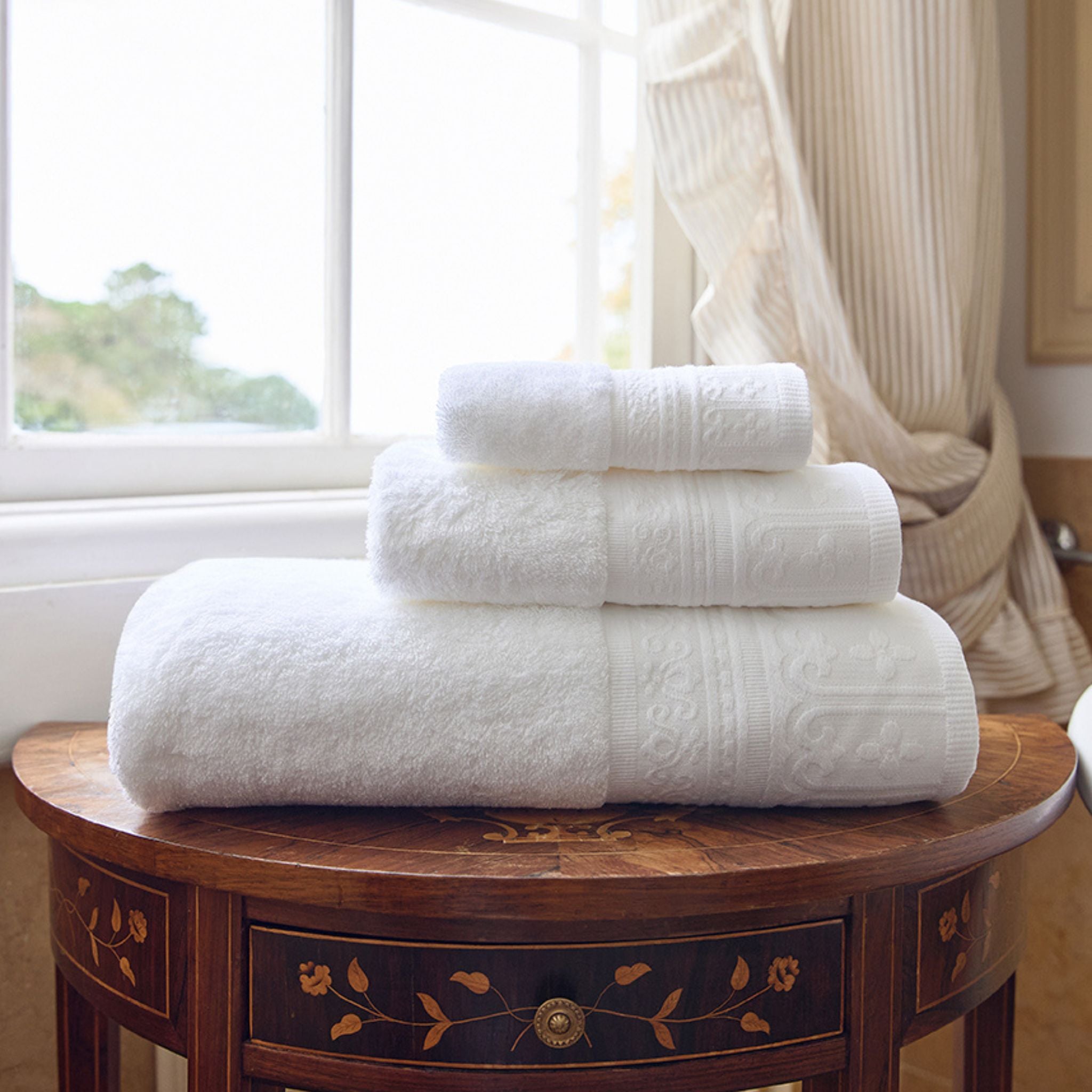 torres-novas-bath-piazza-jacquard-bath-towel-white-lifestyle-2.jpg