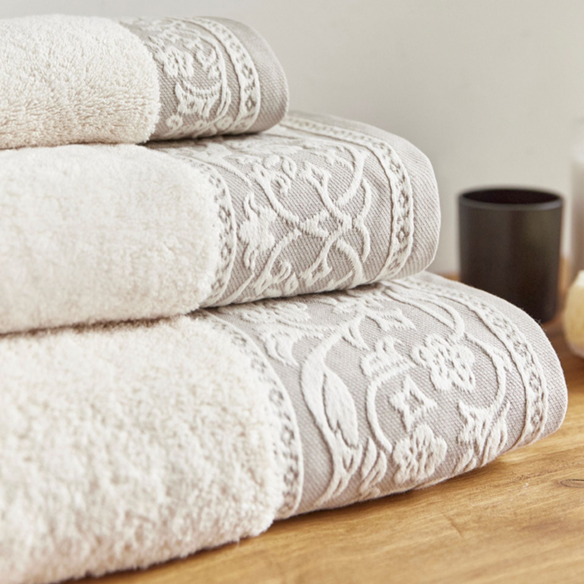torres-novas-bath-royale-jacquard-bath-towel-beige-lifestyle-1.jpg