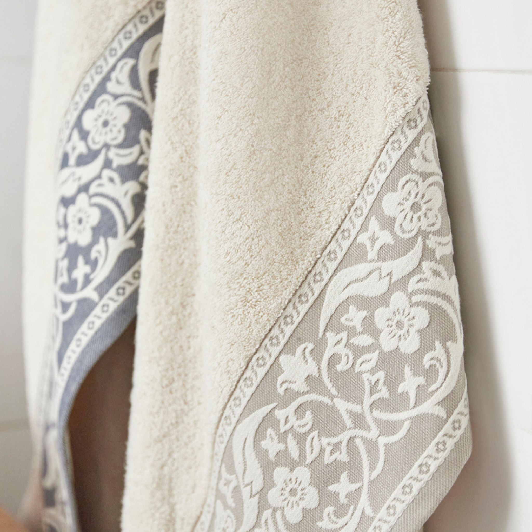 torres-novas-bath-royale-jacquard-bath-towel-beige-lifestyle-4.jpg