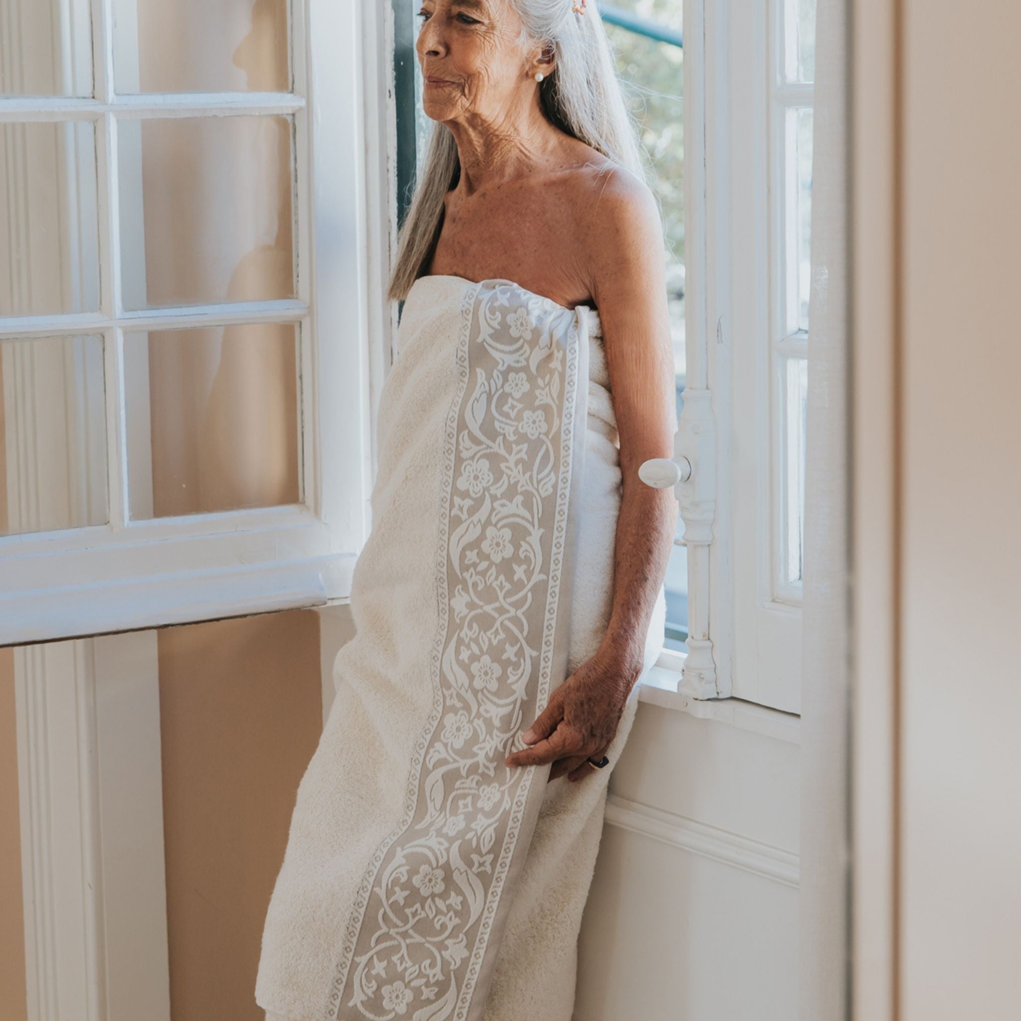 torres-novas-bath-royale-jacquard-bath-towel-beige-lifestyle-6.jpg