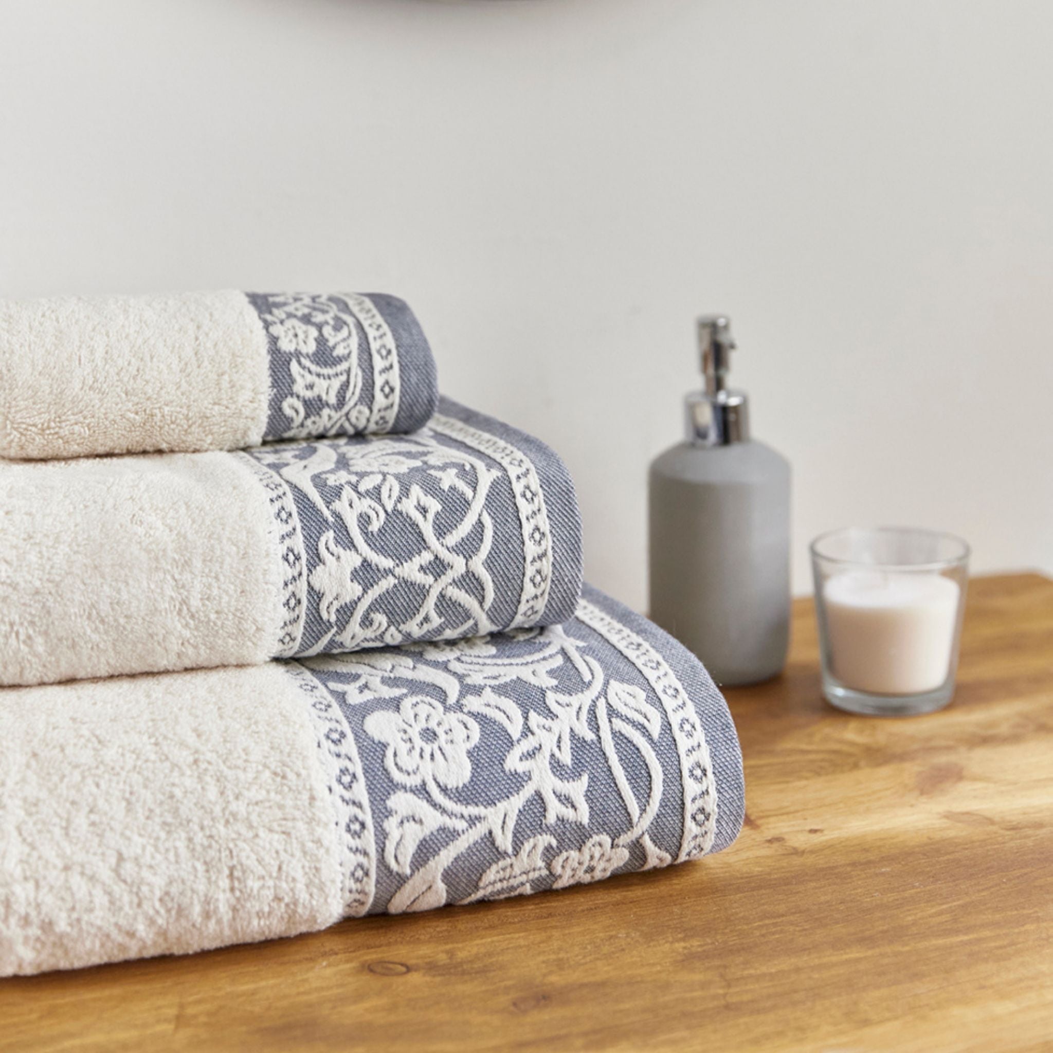 torres-novas-bath-royale-jacquard-bath-towel-blue-lifestyle-1.jpg
