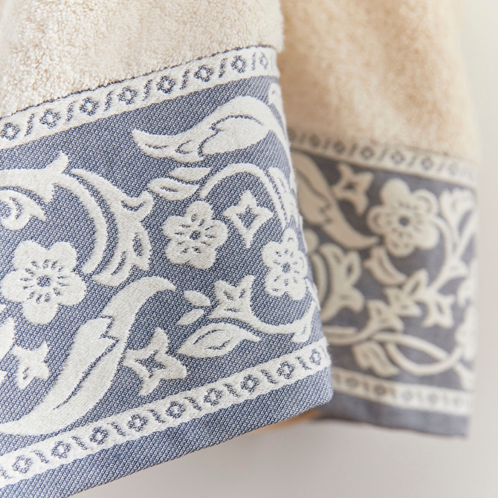 torres-novas-bath-royale-jacquard-bath-towel-blue-lifestyle-9.jpg