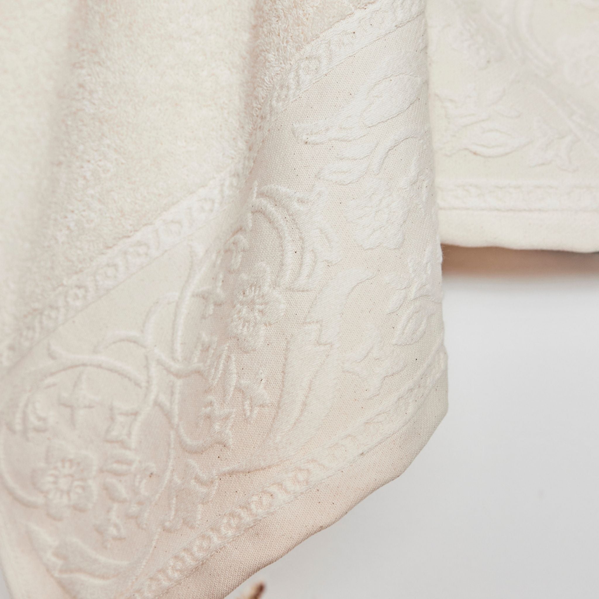 torres-novas-bath-royale-jacquard-bath-towel-natural-lifestyle-7.jpg