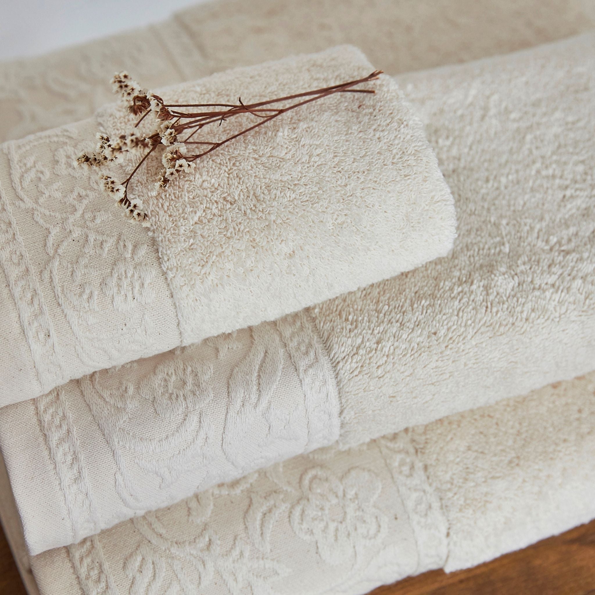 torres-novas-bath-royale-jacquard-bath-towel-natural-lifestyle-9.jpg