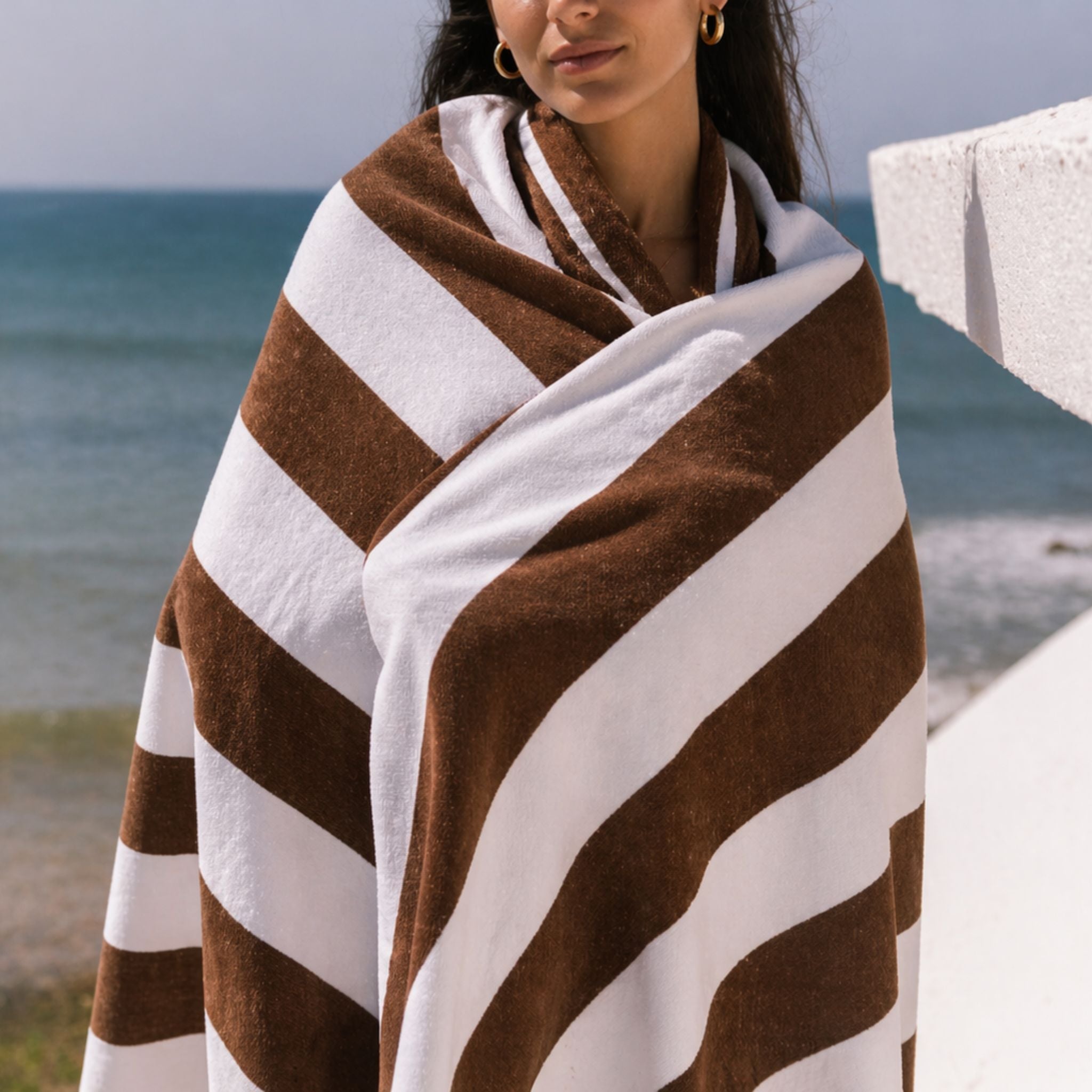torres-novas-beach-gibalta-vertical-stripes-towel-brown-lifestyle-3.jpg