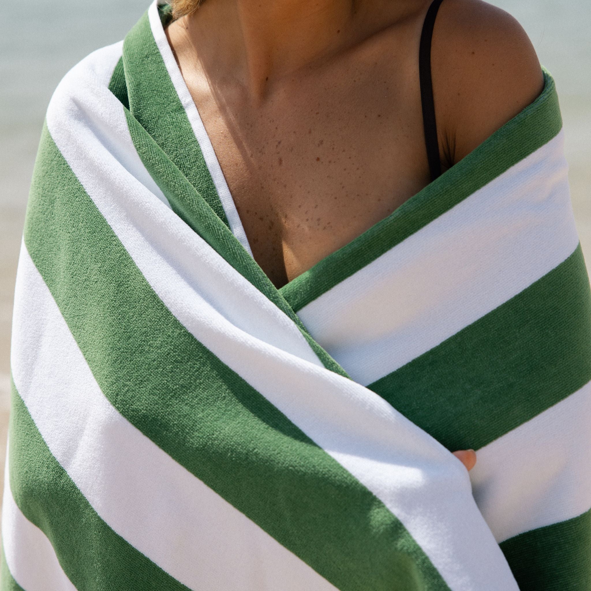 torres-novas-beach-gibalta-vertical-stripes-towel-darkgreen-lifestyle-5.jpg