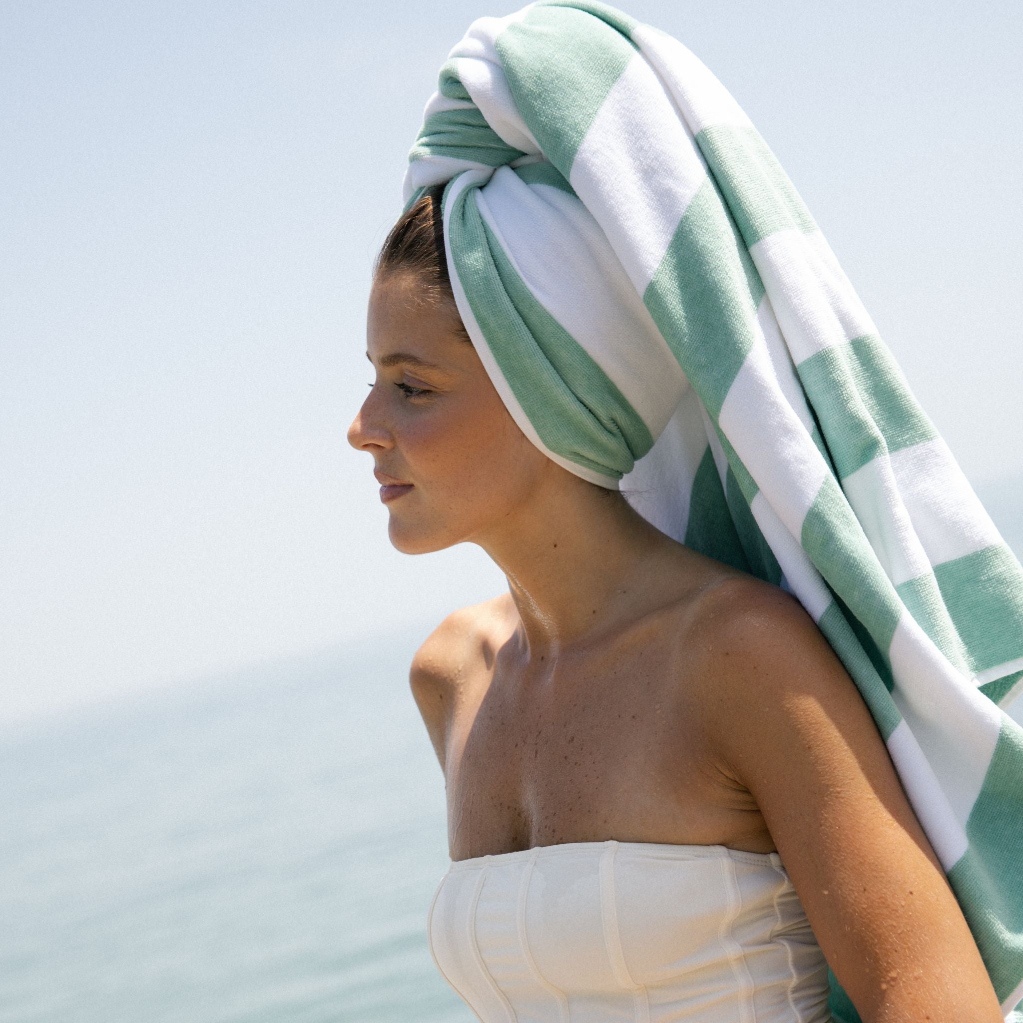 torres-novas-beach-gibalta-vertical-stripes-towel-green-lifestyle-3_2.jpg