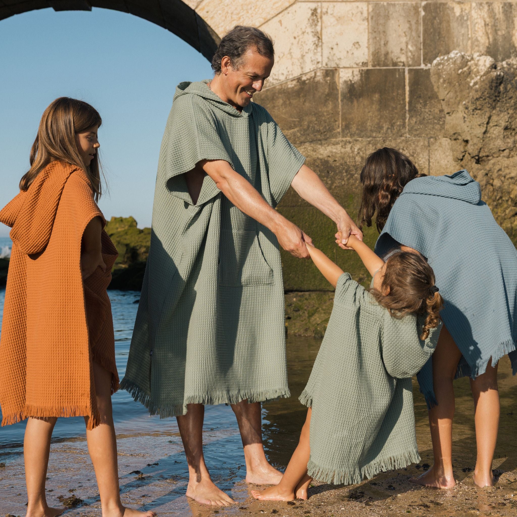 torres-novas-beach-santana-waffle-poncho-multiple-colours-lifestyle-2.jpg