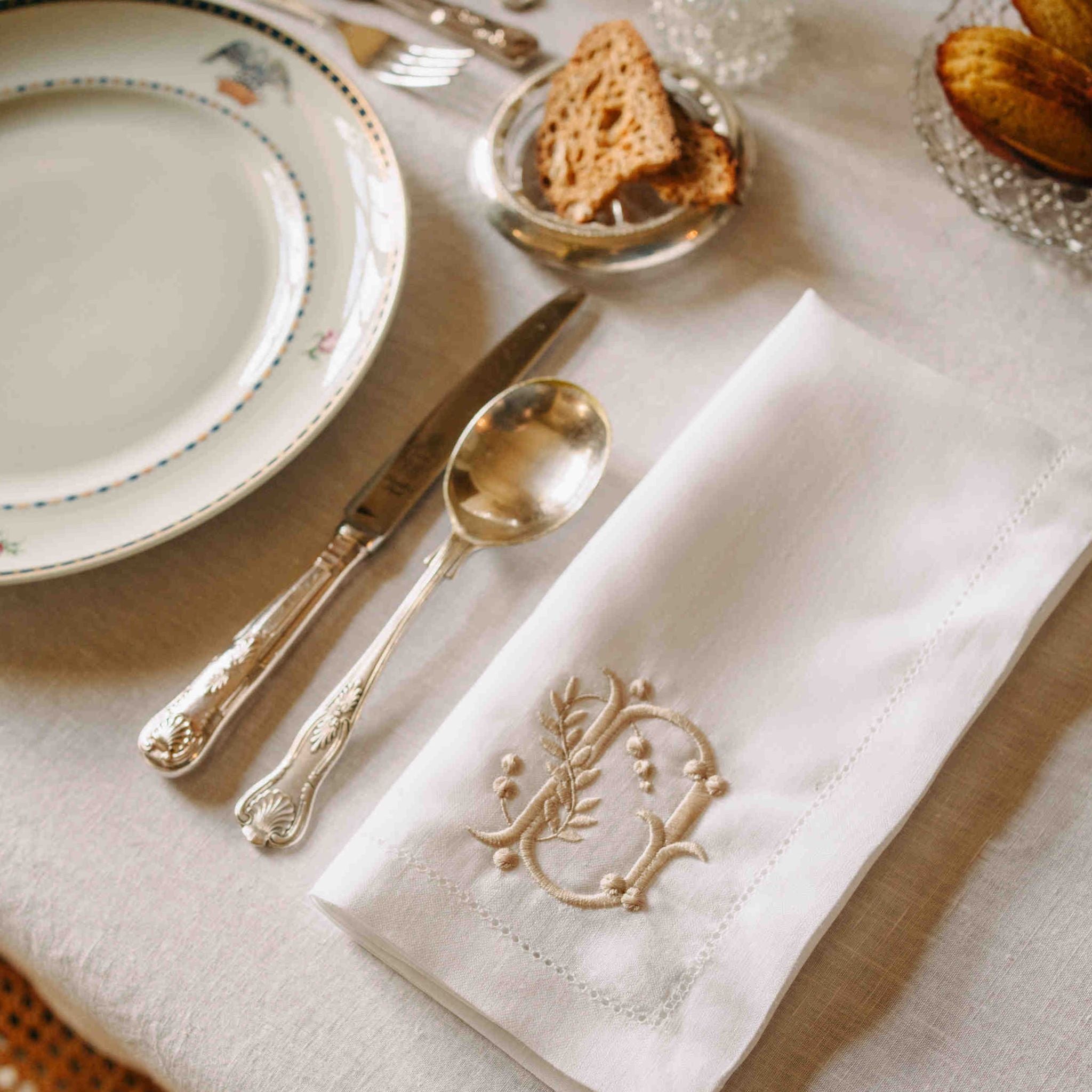 Mafra letter embroidery napkins (Pack of 2)