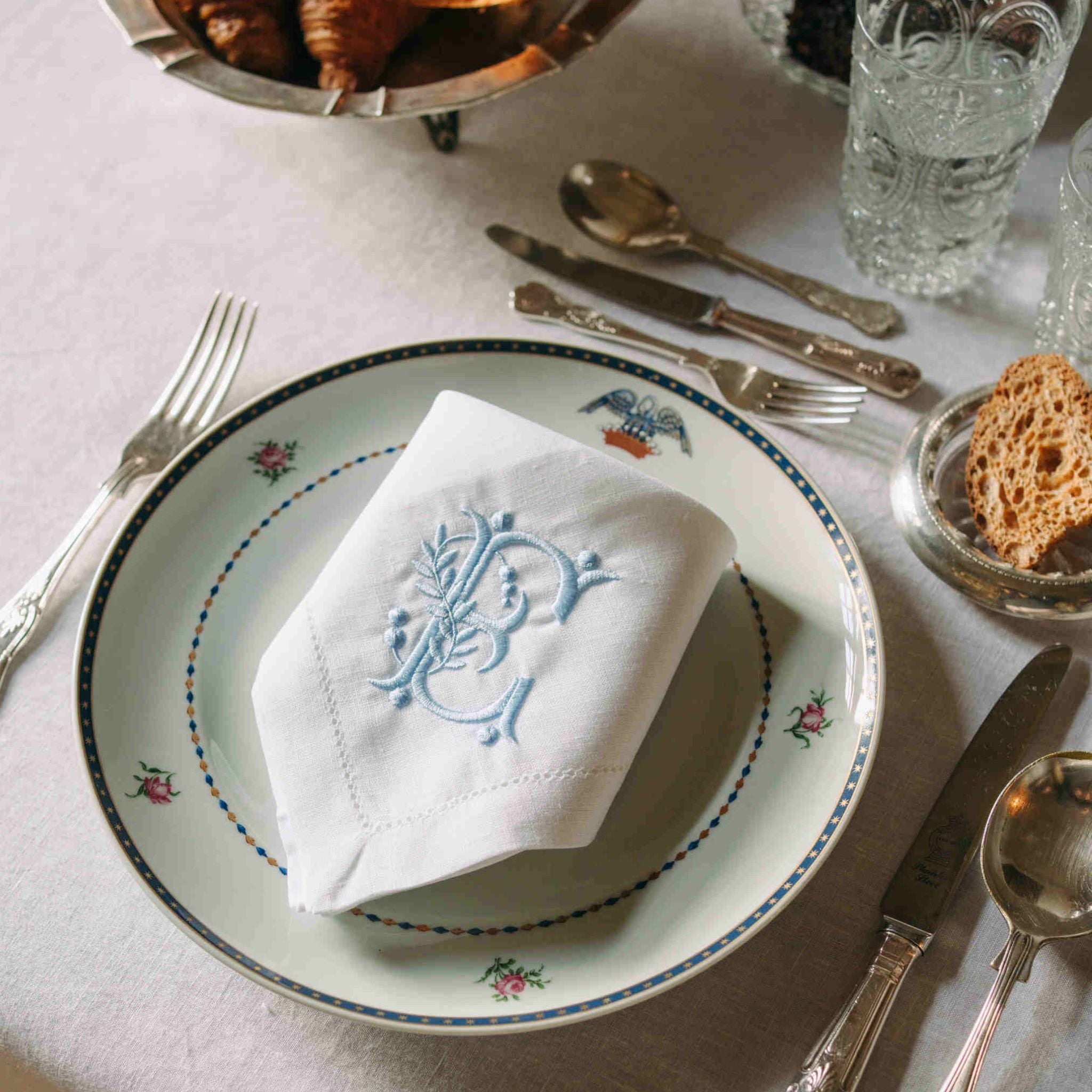Mafra letter embroidery napkins (Pack of 2)