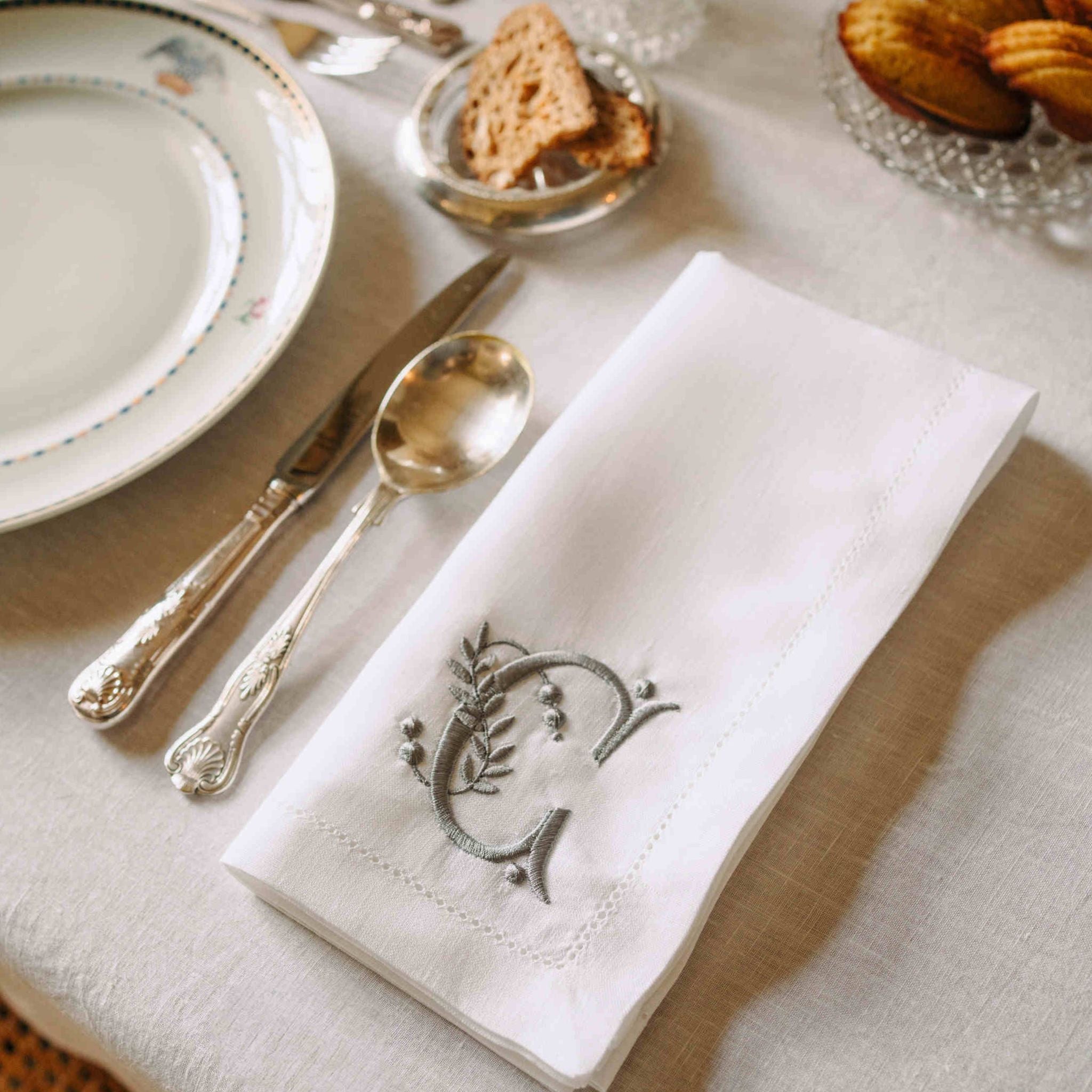Mafra letter embroidery napkins (Pack of 2)