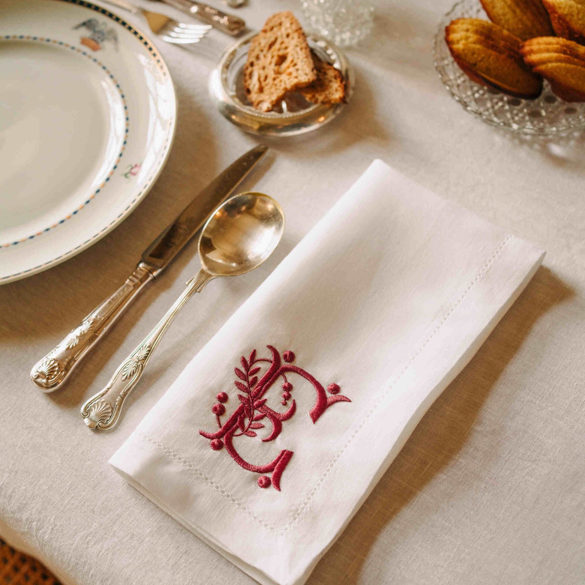 Mafra letter embroidery napkins (Pack of 2)