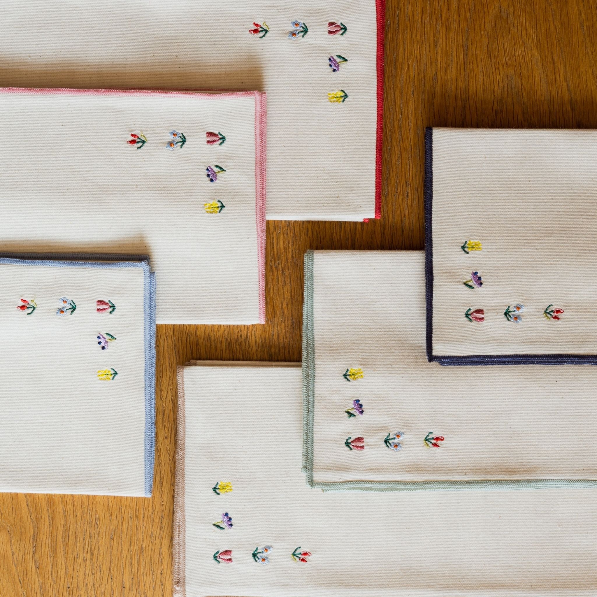 Linge de table Nazaré écru, en coton, avec de fleurs brodées