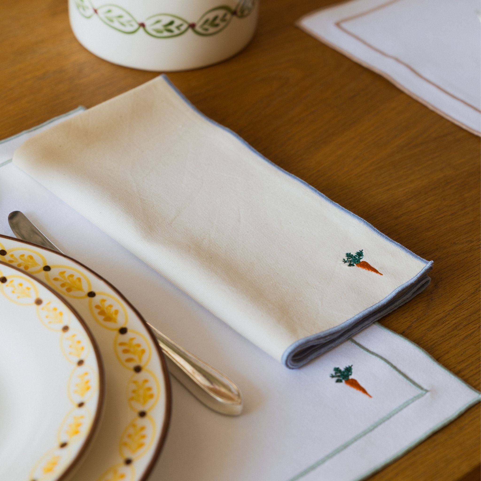 torres-novas-table-nazare-white-beige-blue-sky-placemat-embroidery-easter-carrot-lifestyle-12.jpg