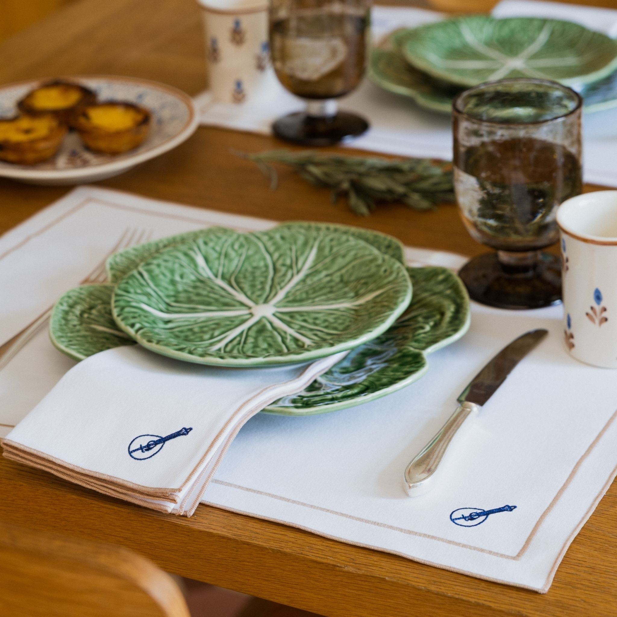 Mantelería Nazaré blanca, en algodón, con motivos inspirados en Portugal bordados